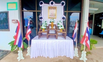 จัดโต๊ะหมู่พระฉายาลักษณ์ พร้อมเครื่องราชสักการะ สมเด็จพระนางเจ้าสิริกิติ์ฯ