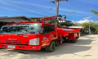 นำรถเอนกประสงค์ ออกทำการติดตั้งและซ่อมแซมไฟส่องสว่างที่ชำรุด เพื่ออำนวยความสะดวกให้กับพี่น้องประชาชน บ้านโนนทอง หมู่ที่14 จำนวน 2 จุด บ้านเหล่าหมากคำ หมู่ที่12 จำนวน1จุด