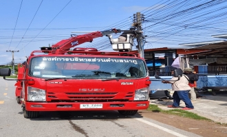 นำรถเอนกประสงค์ ออกทำการติดตั้งและซ่อมแซมไฟส่องสว่างที่ชำรุด เพื่ออำนวยความสะดวกให้กับพี่น้องประชาชน บ้านนาภูหมู่ที่1 จำนวน 1จุด บ้านสะเดาหวาน หมู่ที่13 จำนวน 1จุด
