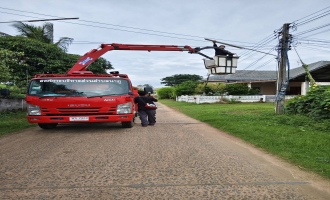 นำรถเอนกประสงค์ ออกทำการติดตั้งและซ่อมแซมไฟส่องสว่างที่ชำรุด เพื่ออำนวยความสะดวกให้กับพี่น้องประชาชน จำนวน 1จุด บ้านป่าโพธิ์ หมู่ที่10 จำนวน 1จุด