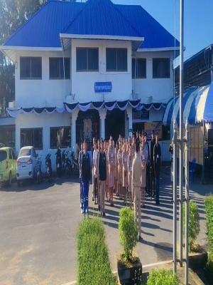 เข้าแถวเคารพธงชาติ โดยพร้อมเพียง ก่อนเปิดรับสมัครสมาชิกสภาองค์การบริหารส่วนตำบลนาภูและนายกองค์การบริหารส่วนตำบลนาภู วันแรก ณ บริเวณหน้าเสาธง องค์การบริหารส่วนตำบลนาภู