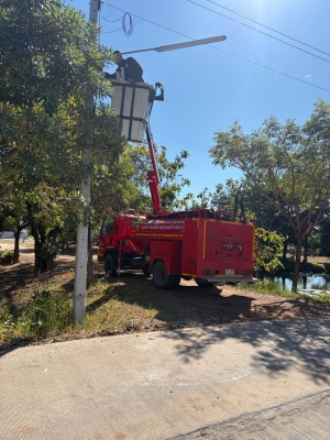 นำรถเอนกประสงค์ออกทำการซ่อมแซมไฟส่องสว่างที่ชำรุด เพื่ออำนวยความสะดวกให้กับพี่น้องประชาชน บ้านนาภู หมู่ที่1 บ้านสว่าง หมู่ที่7