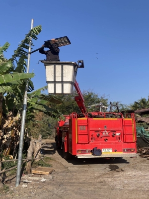 นำรถเอนกประสงค์ออกทำการซ่อมแซมไฟส่องสว่างที่ชำรุด เพื่ออำนวยความสะดวกให้กับพี่น้องประชาชน บ้านสะเดาหวาน หมู่ที่13 จำนวน 1 จุด