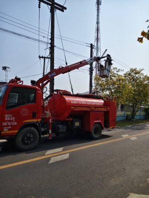 นำรถน้ำเอนกประสงค์ ออกทำการซ่อมแซมไฟส่องสว่างที่ชำรุด เพื่ออำนวยความสะดวกให้กับพี่น้องประชาชน บ้านหนองบัวชุม หมู่ที่5 จำนวน 2 จุด