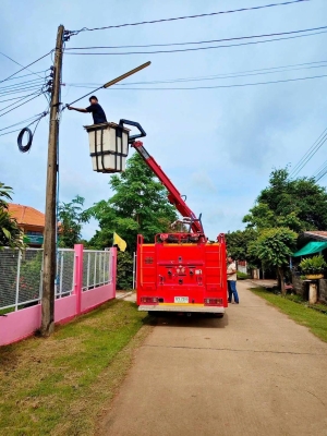 นำรถกระเช้าไฟฟ้าลงพื้นที่ดำเนินการ ซ่อมแซมและบำรุงรักษาไฟส่องสว่างสาธารณะ (ไฟกิ่ง) และระบบไฟโซล่าเซลล์ ที่ชำรุดเสียหายภายในพื้นที่ตำบลนาภู