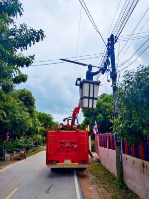 งานป้องกันและบรรเทาสาธารณภัย ร่วมกับเจ้าหน้าที่กองช่าง ได้นำรถกระเช้าไฟฟ้าลงพื้นที่ดำเนินการ ซ่อมแซมและบำรุงรักษาไฟส่องสว่างสาธารณะ (ไฟกิ่ง) และระบบไฟโซล่าเซลล์